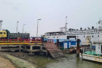 বিকল্প পথে সেন্ট মার্টিন দ্বীপে পাঠানোর জন্য জাহাজে পণ্য তোলা হচ্ছে। কক্সবাজারের নুনিয়াছড়া ঘাটে